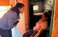 Rocío Soto entrega silla de ruedas a beneficiaria de la comunidad de Aquiles Serdán