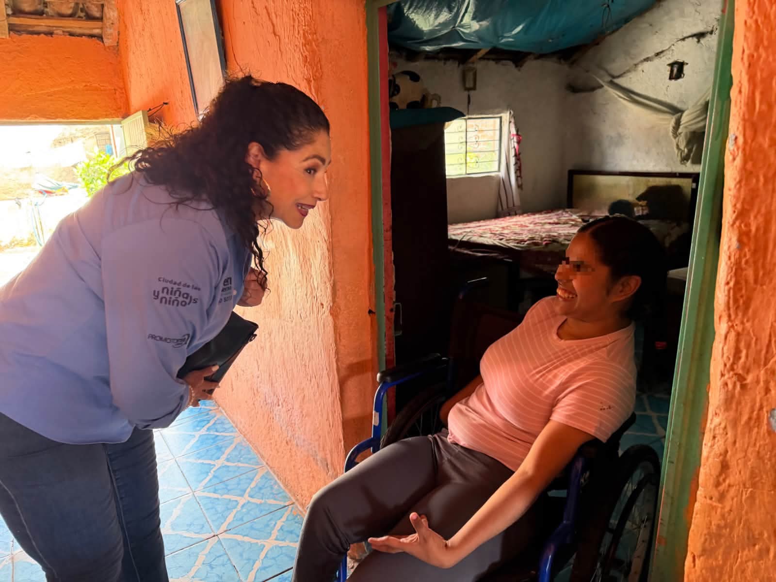Rocío Soto entrega silla de ruedas a beneficiaria de la comunidad de Aquiles Serdán