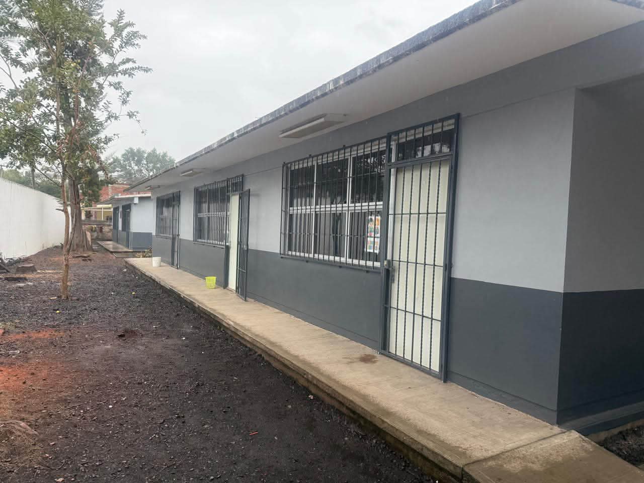 Gobierno de Carlos Soto apoya con trabajos de mejoramiento a escuela de Las Delicias