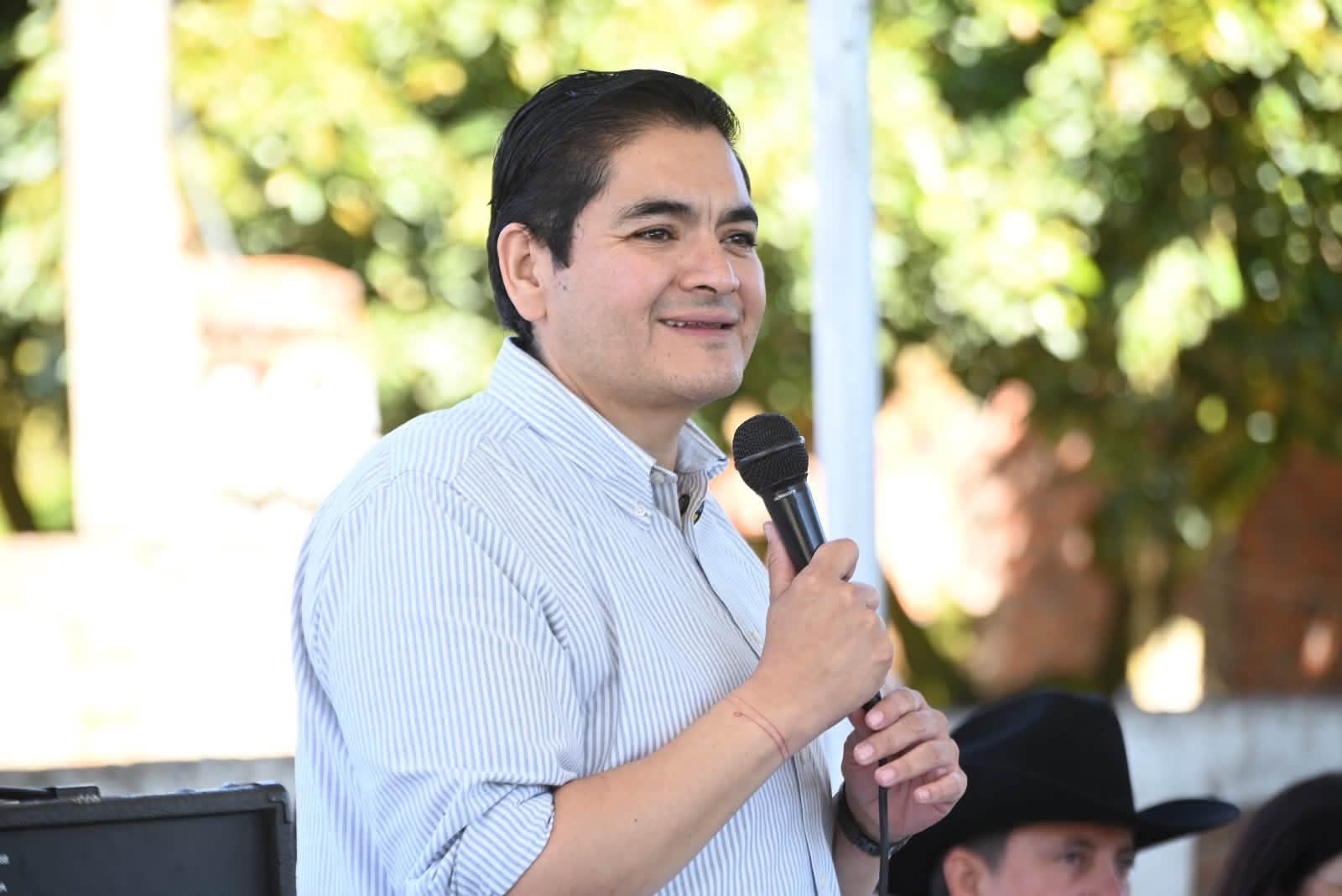 Inaugura Arturo Hernández techumbre y rehabilitación de cancha de basquetbol en Aranza.