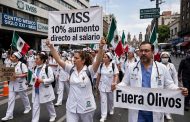 RECHAZAN TRABAJADORES DEL IMSS AUMENTO DEL 8%; EXIGEN 10% DIRECTO Y MARCHAN DEL CENTRO MÉDICO SIGLO XXI AL ZÓCALO