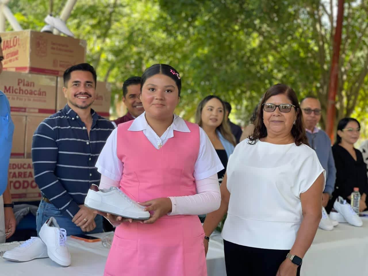 Van más de 57 mil pares de tenis entregados en este ciclo escolar
