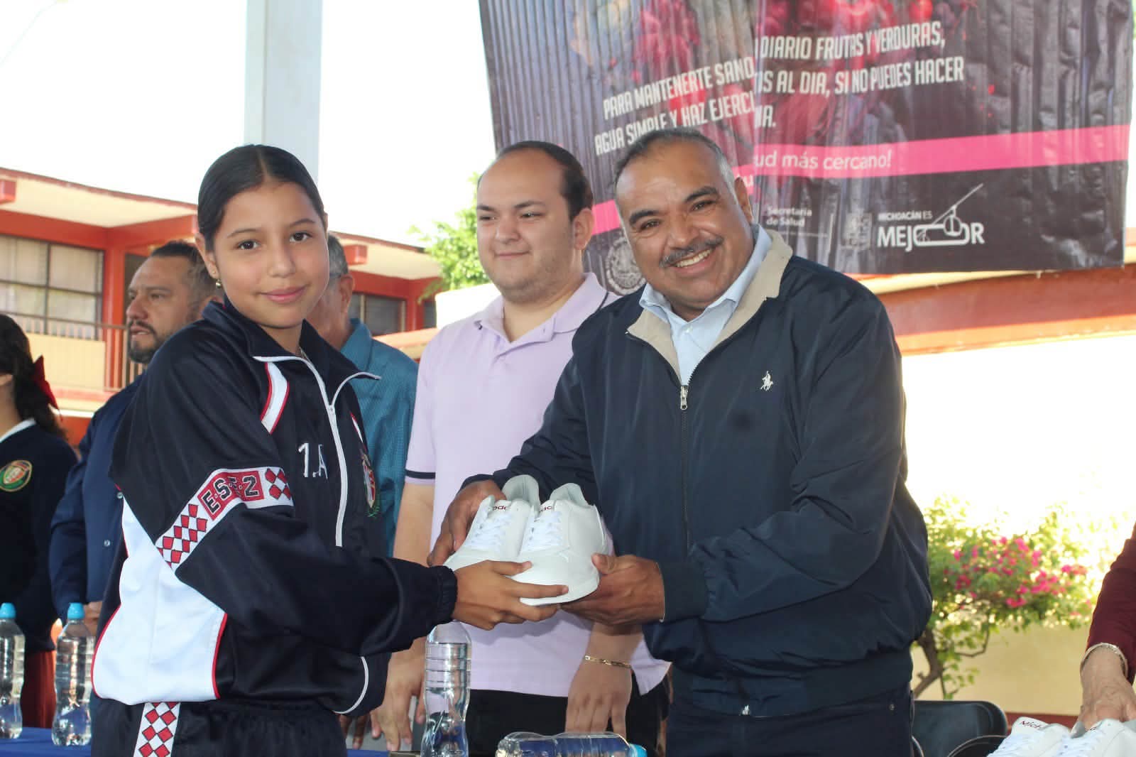Isidoro Mosqueda atestiguó entrega de tenis gratuitos